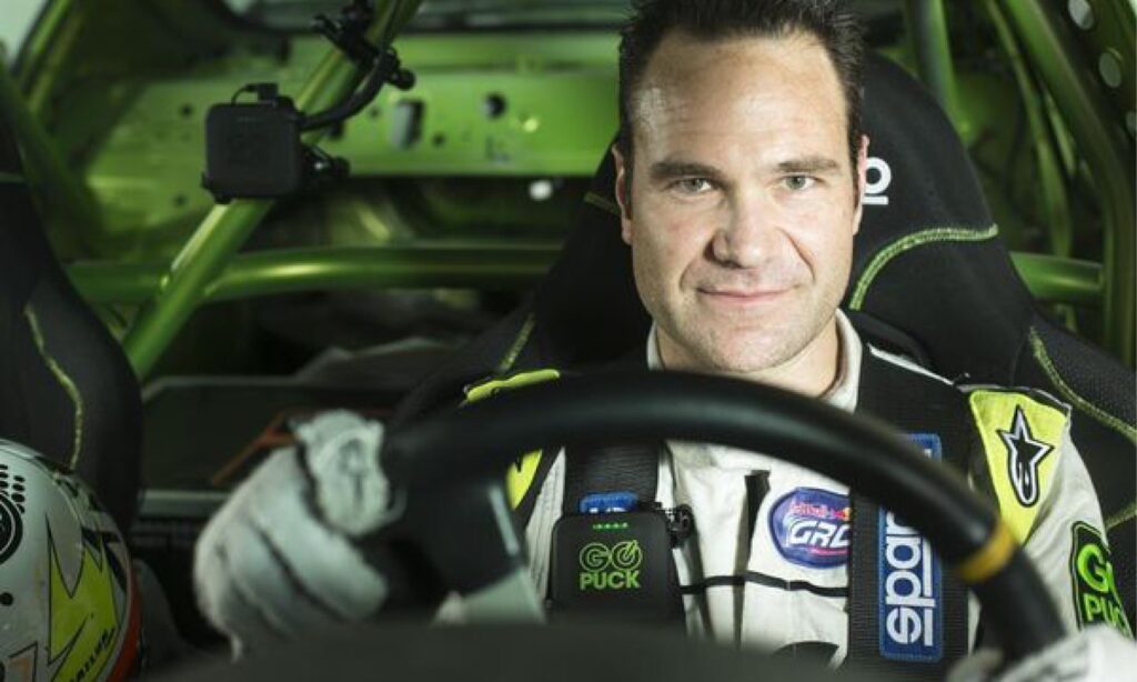 En racerbilförare i en grön racerdräkt (AI text)