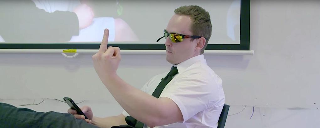 Är detta urtypen för en BMW-förare? Svåra attitydproblem, solbrillor och kortärmad skjorta.