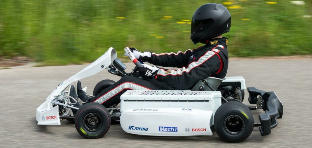 En person kör en gokart. (AI text)