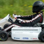 En person kör en gokart. (AI text)