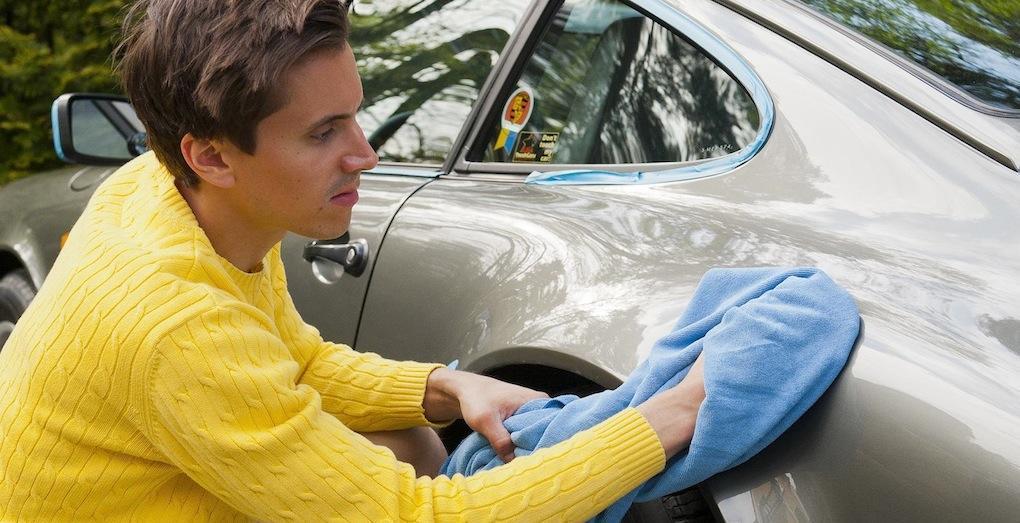 En man tvättar sin bil. (AI text)