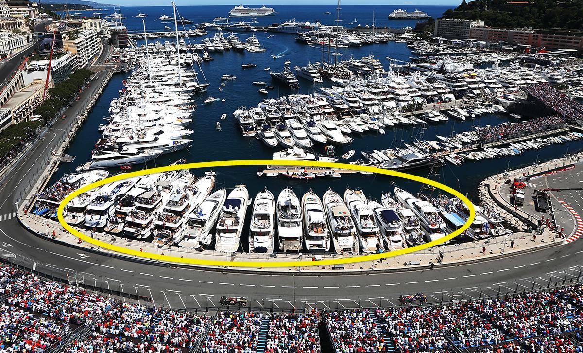 En racerbil står parkerad i ett garageområde. (AI text)