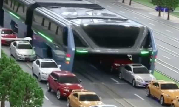 En buss kör nerför en gata. (AI text)