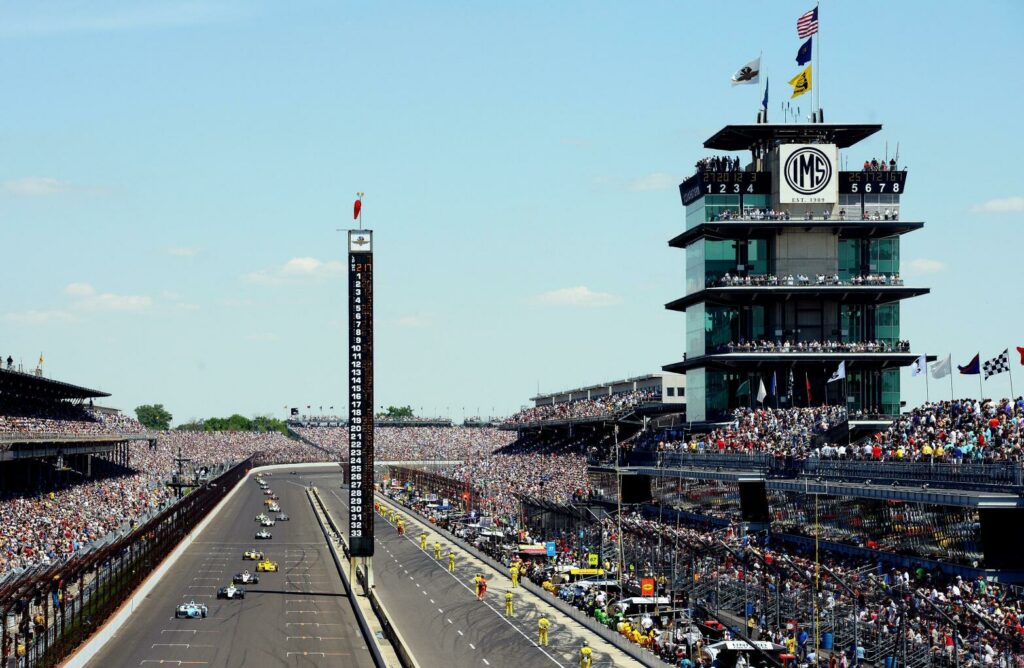James Hinchcliffe har pole position inför årets Indy 500. Här leder han fältet under startvarvet vid 2014 års lopp. Som vanligt inför fullsatta läktare. I år är det slutsålt: Över 300.000 åskådare på plats. FOTO: Robert Laberge/Getty Images