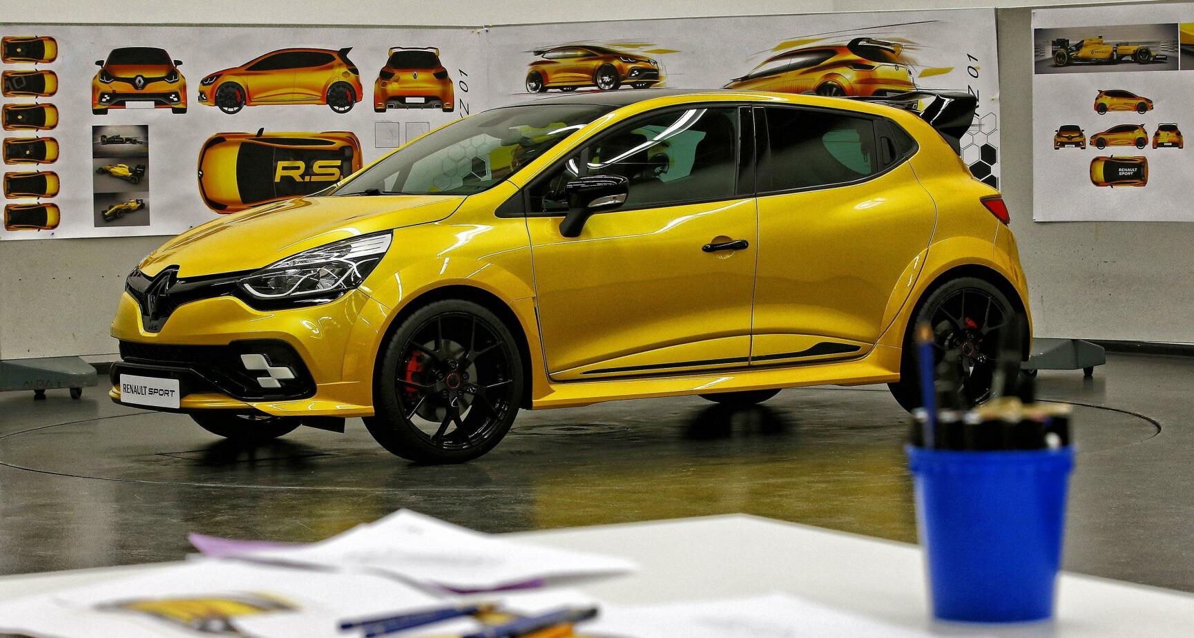 Självklart har Renault valt att lackera showbilen i sirius-gult, den färg som märkets Formel 1-bilar alltid burit.