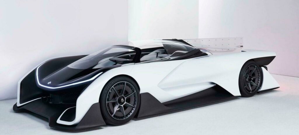 En futuristisk bil i en vit lokal. (AI text)