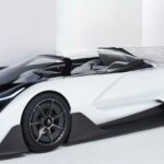 En futuristisk bil i en vit lokal. (AI text)