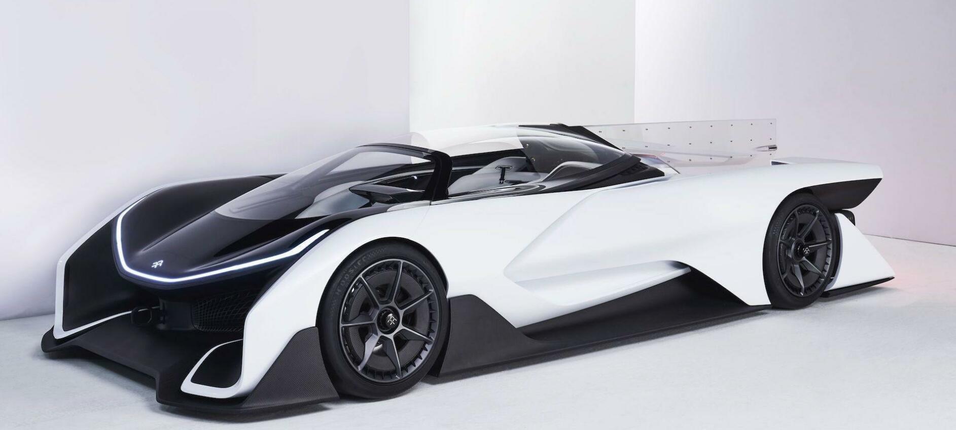 En futuristisk bil i en vit lokal. (AI text)