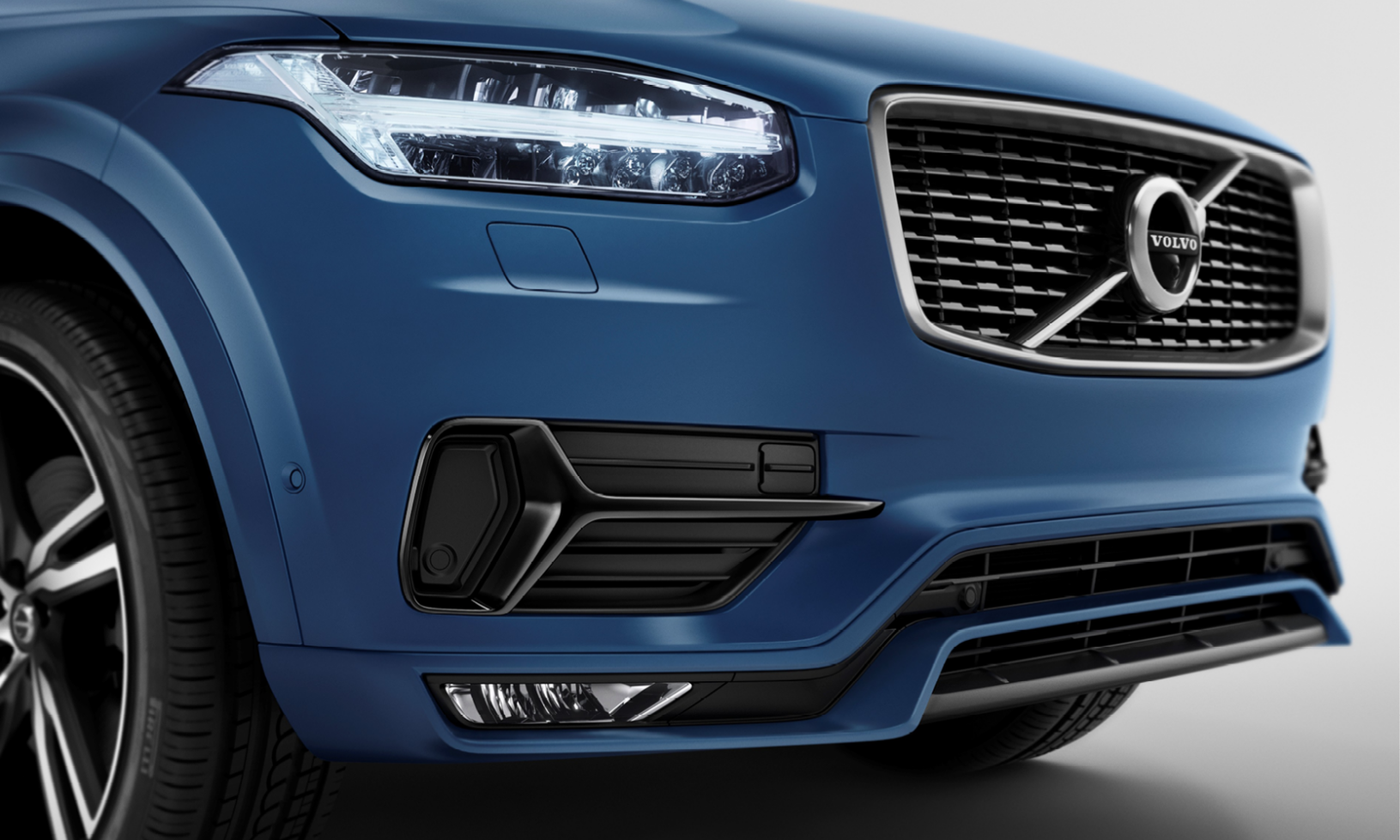 Volvo XC90 SUV:s front. (AI text)