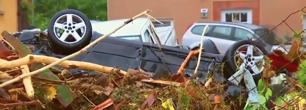 Förödelsen i Baden-Württemberg har varit enorm på sina ställen. Bilar har slungats omkring som leksaker.