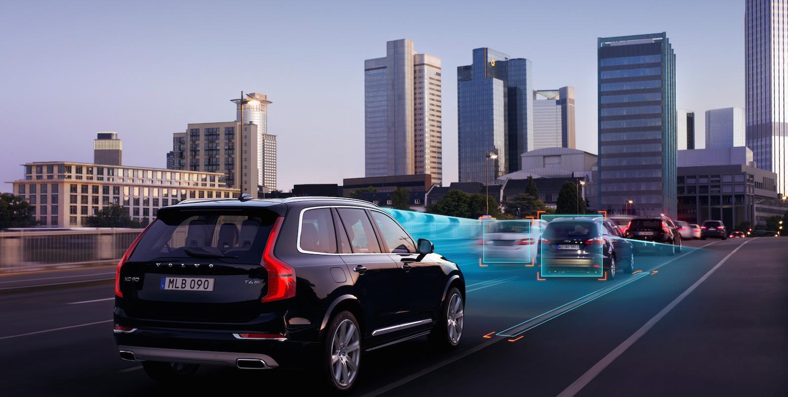 En bil kör nedför en stadsgata med stadssiluett i bakgrunden. (AI text)