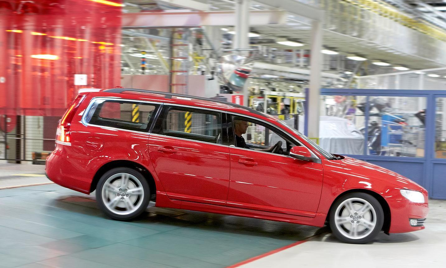 En Volvo V70 stationcar sätts ihop på Volvos fabrik i Sverige. (AI text)