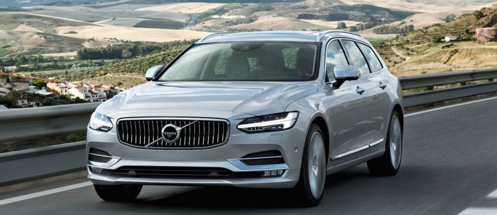 Volvo XC90 SUV körande längs en landsväg (AI text)