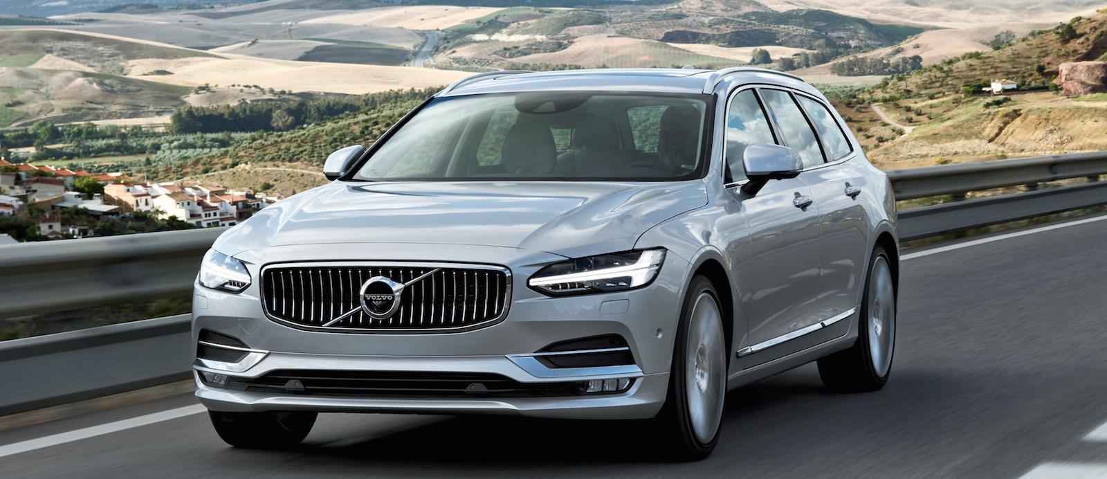 Volvo XC90 SUV körande längs en landsväg (AI text)