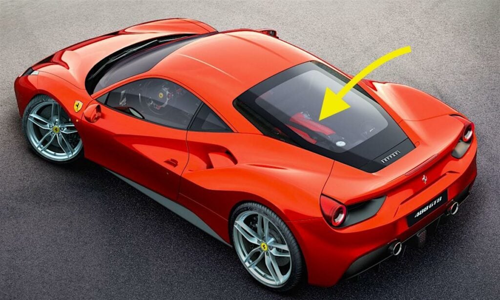 Ferrari 488 Spider parkerad i en parkeringsplats. (AI text)