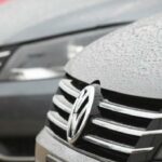 En rad bilar i en parkeringsplats (AI text)