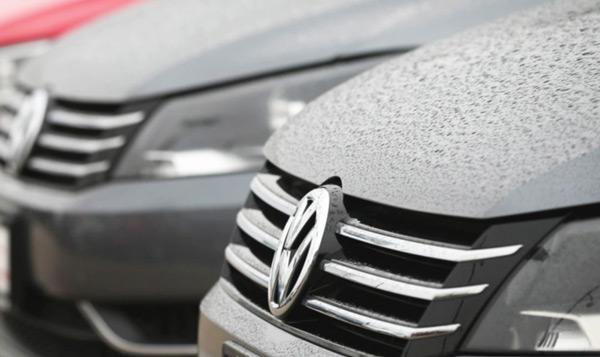 En rad bilar i en parkeringsplats (AI text)