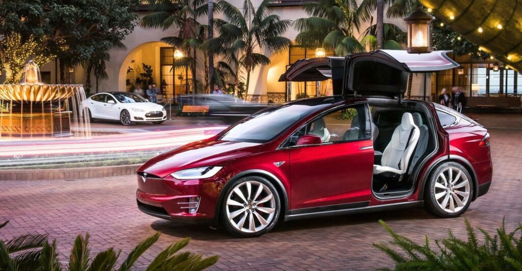Tesla Model X på natten (AI text)
