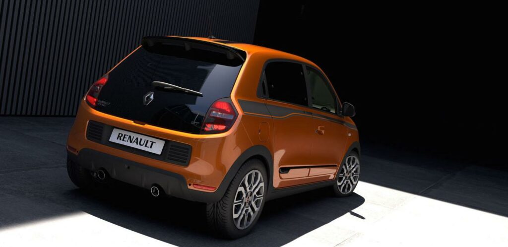 En liten orange bil parkerad i en mörk garage. (AI text)