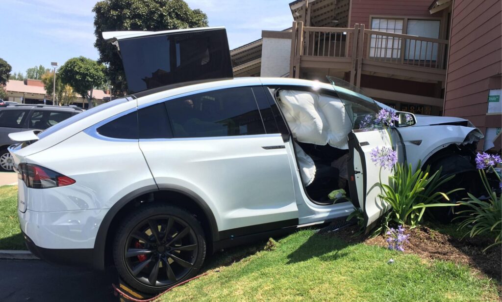 En Tesla Model S står parkerad framför en villa. (AI text)