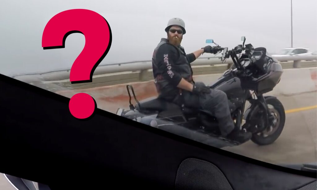 En man kör på en motorcykel längs vägen. (AI text)