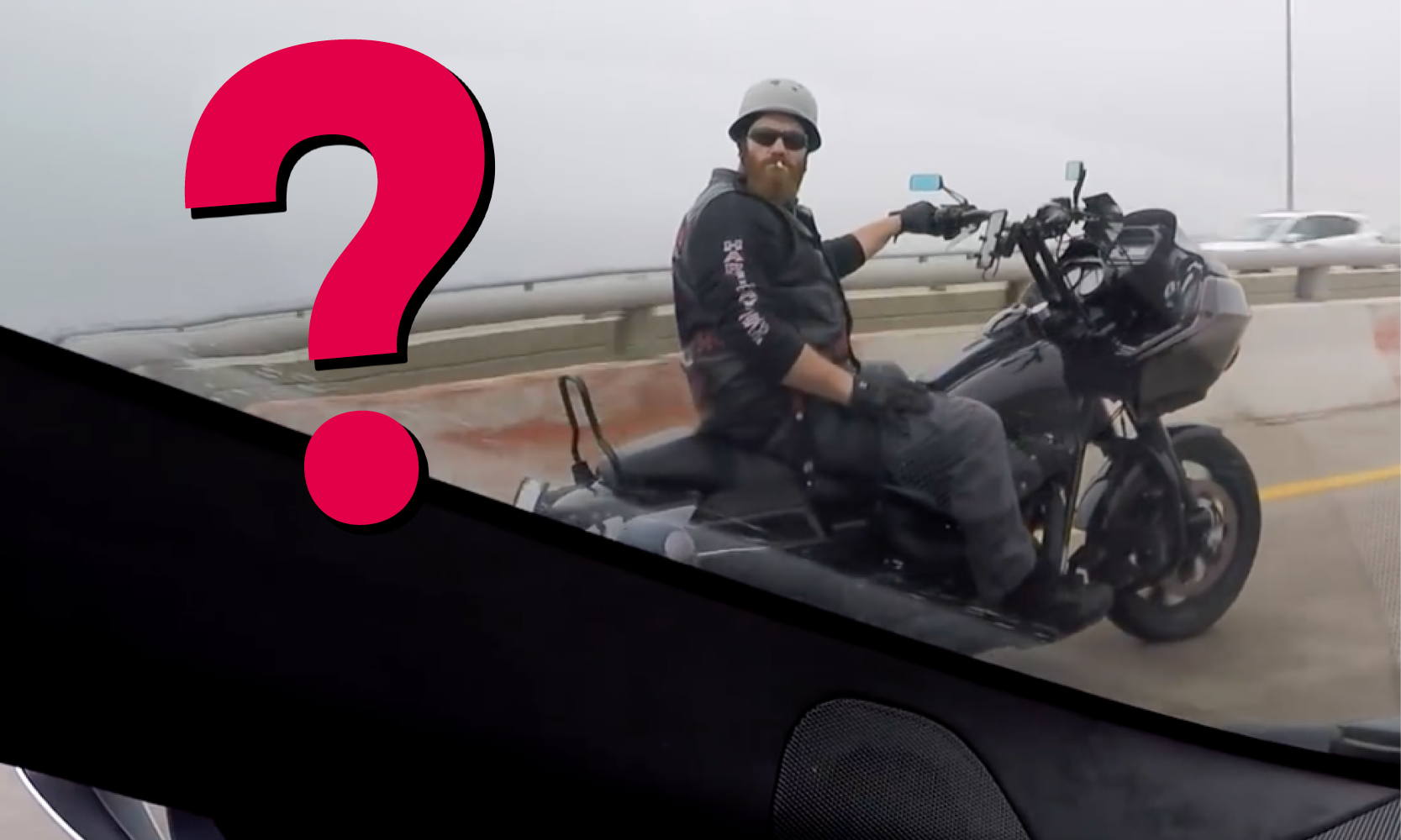 En man kör på en motorcykel längs vägen. (AI text)