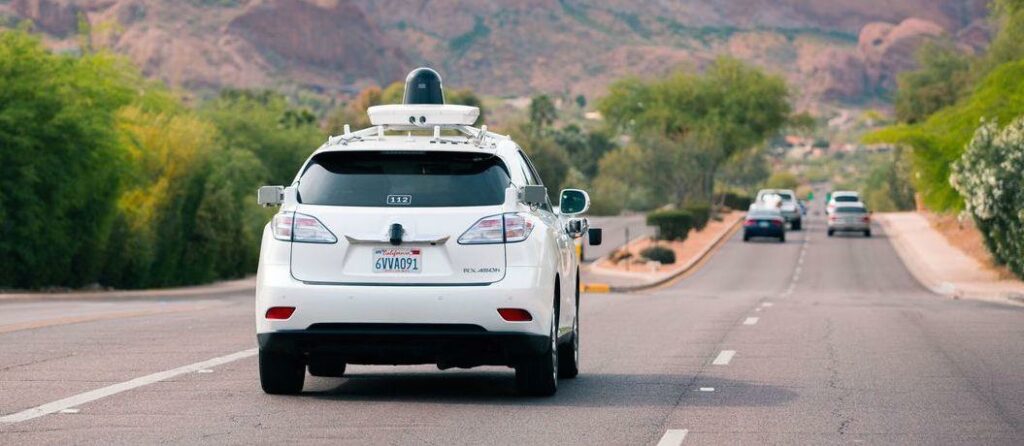 Google har många testprototyper med autonom teknik. Elbilarna ska nu få motorljud från en bensinbil och alla bilar ska lära sig tuta på andra bilister.