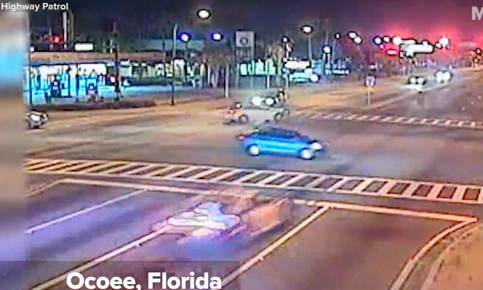 En bil står stilla vid en trafikljus. (AI text)