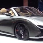 En konceptbil visas upp på en bilsalong. (AI text)