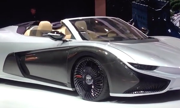 En konceptbil visas upp på en bilsalong. (AI text)