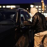 En man sätter sin bilnyckel i tändningslådan. (AI text)