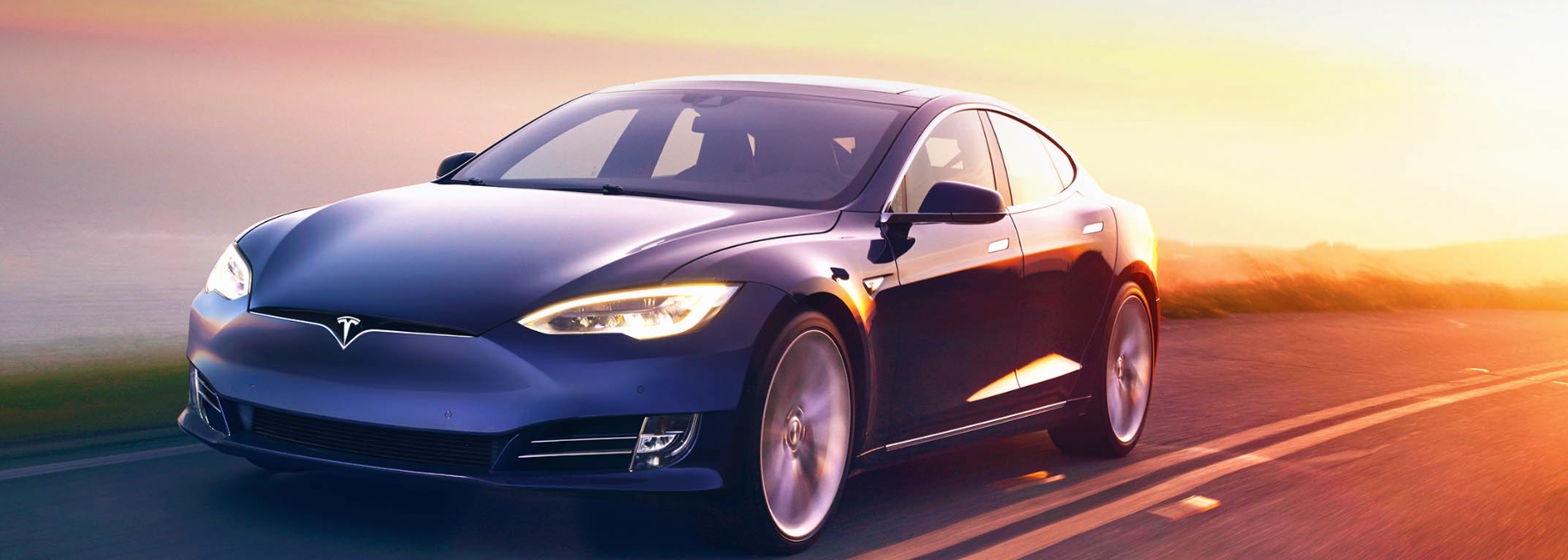 En Tesla Model S kör på en väg vid solnedgång. (AI text)