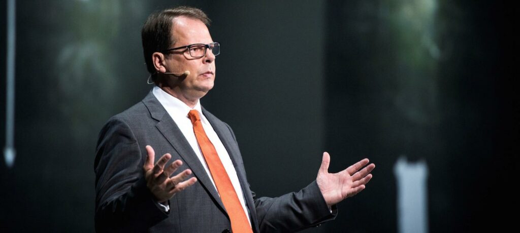 Volvos utvecklingschef Peter Mertens ryter till mot Teslas självkörande system.