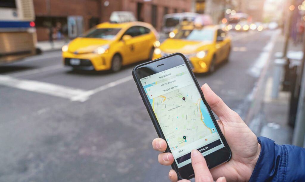 Biltillverkarna står nu i kö för att investera i "app-taxi" och samåkningspooler. Foto: Mienny/iStockPhoto