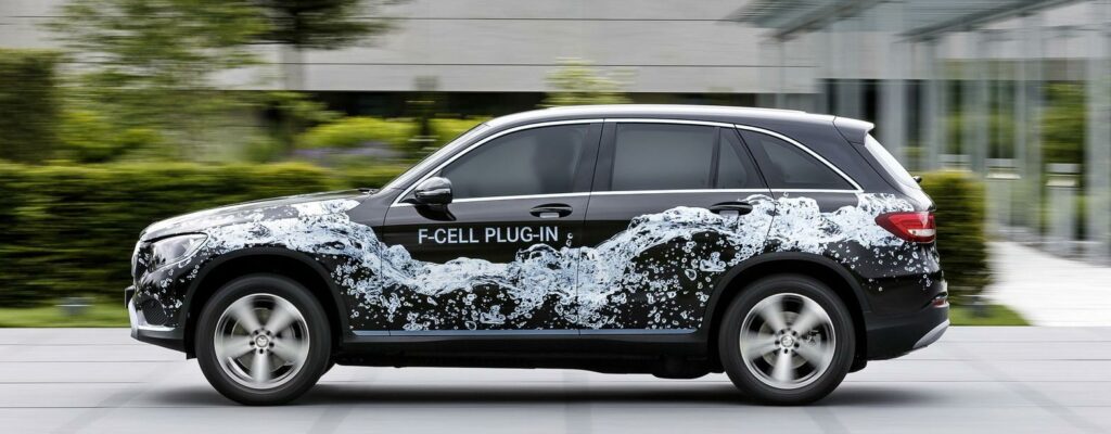 Mercedes-Benz GLS SUV parkerad framför byggnaden. (AI text)