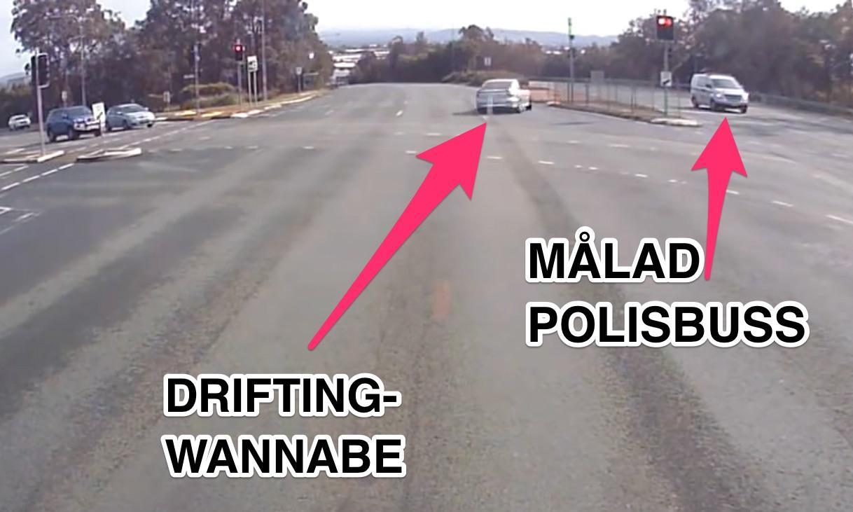 En bil kör nedför vägen med ett skynke som säger "malad drifting polo". (AI text)