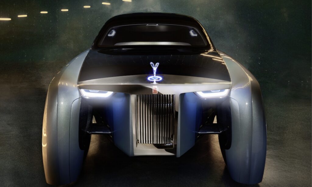 En futuristisk bil visas i mörkret. (AI text)