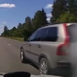 En Volvo XC90 kolliderar med ett träd. (AI text)