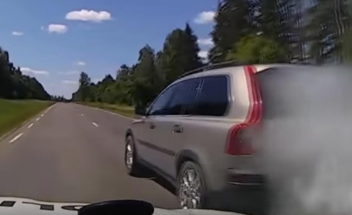 En Volvo XC90 kolliderar med ett träd. (AI text)