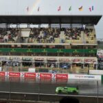 En racerbil kör längs banan. (AI text)