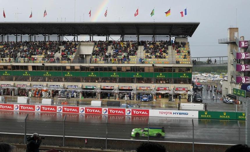 En racerbil kör längs banan. (AI text)