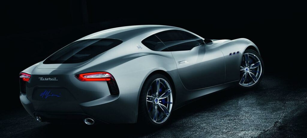 En futuristisk sportbil i en mörk rummiljö. (AI text)