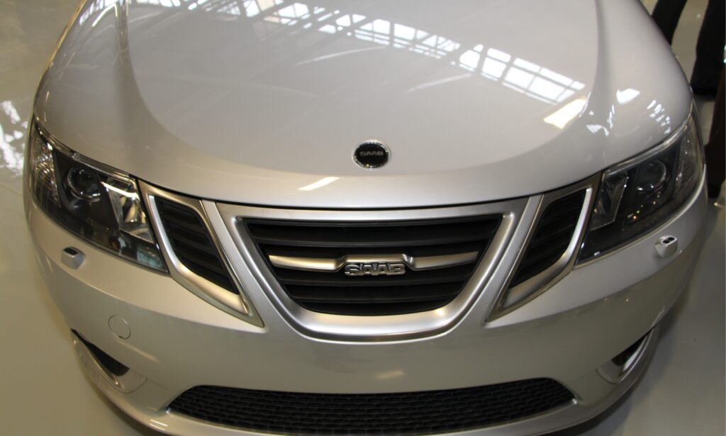 En bil är parkerad i en showrum. (AI text)