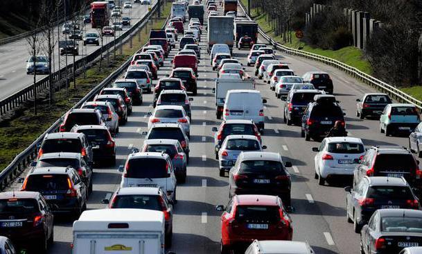 En trafikstockning på en motorväg (AI text)