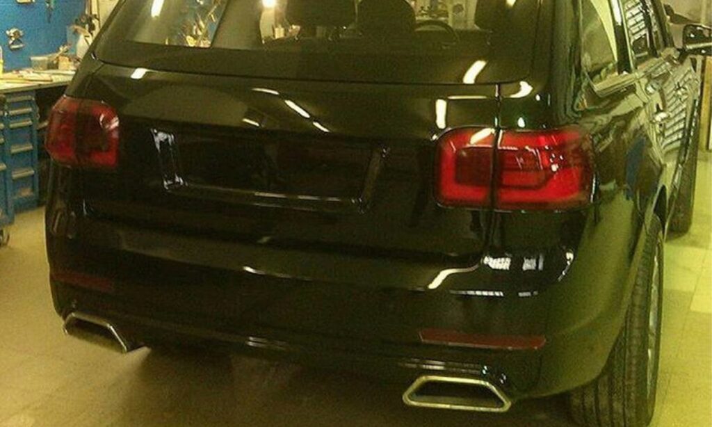 En svart SUV i en garage. (AI text)