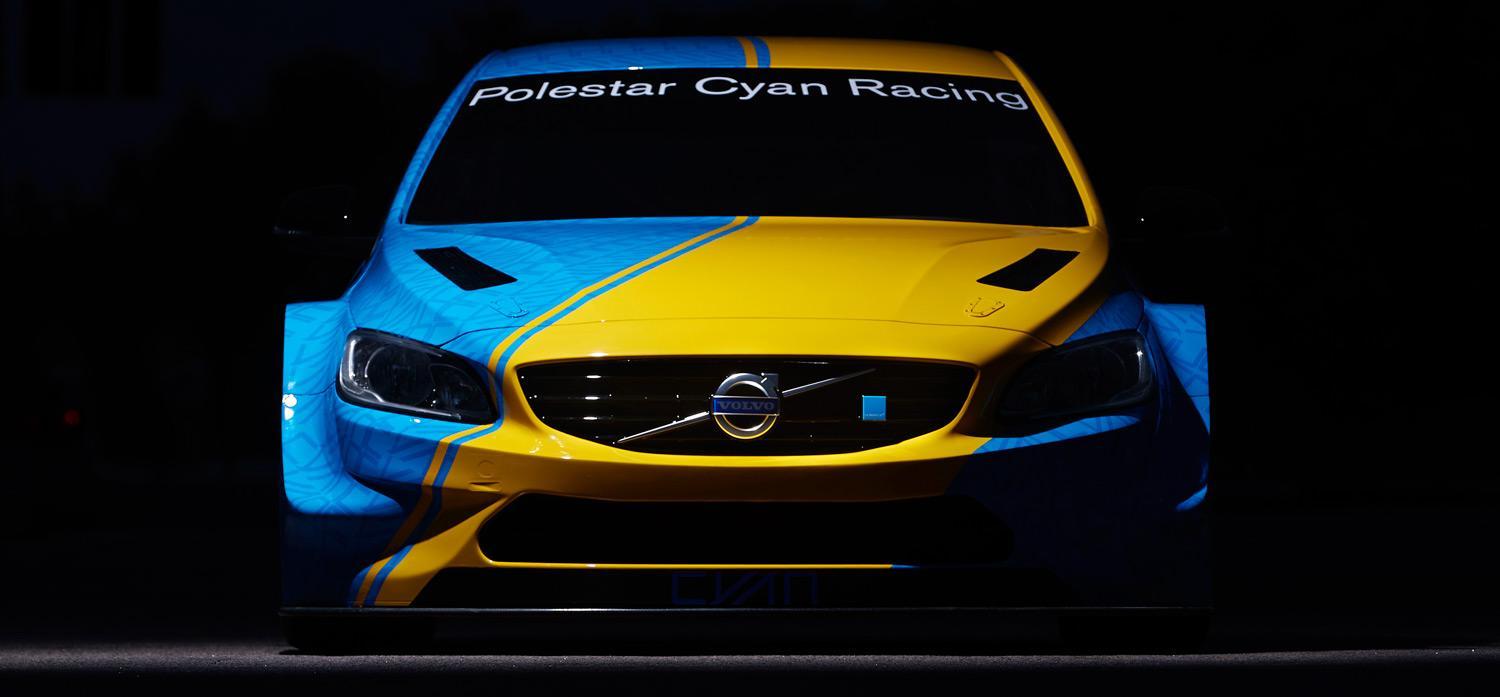 En Mercedes-Benz C-klass parkerad i mörkret. (AI text)