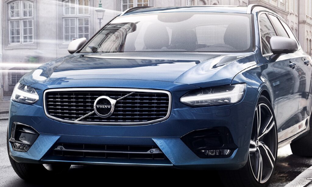 Volvo XC90 SUV kör längs gatan. (AI text)