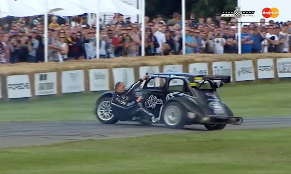 En bil kör nerför en spår. (AI text)