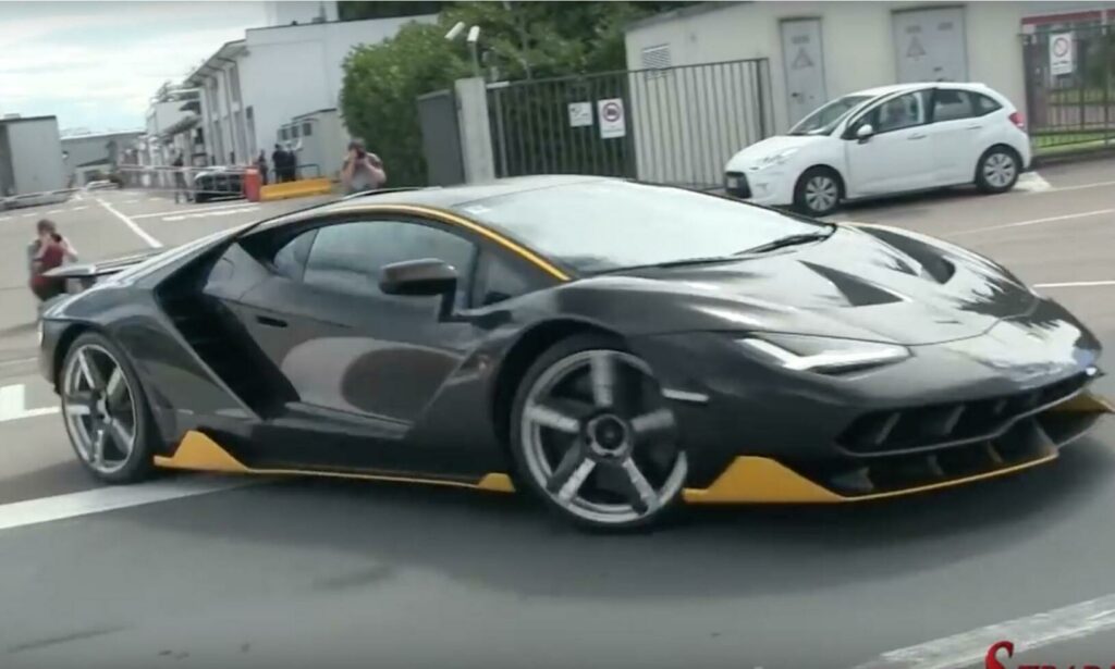 En Lamborghini Huracán kraschar in i en bil på en gata. (AI text)