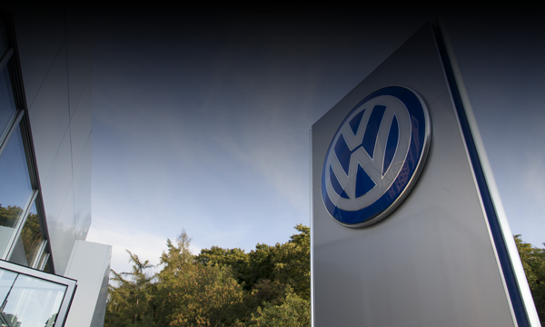 En Volkswagen-logga ses utanför en bilhandlare. (AI text)